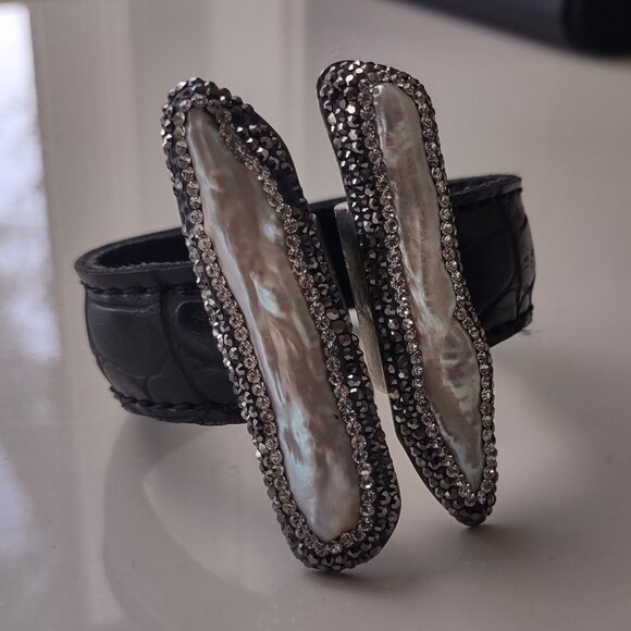 VINTAGE .925 STERLING SILVER LEATHER BAND PEARL CUFF BRACELET - Picture 4 of 14